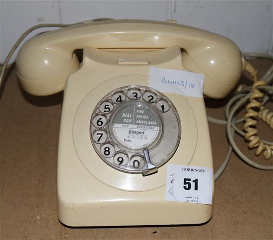 Old telephone(-)